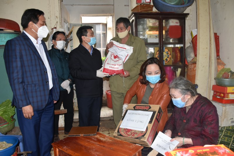Quận Hoàn Kiếm hỗ trợ những trường hợp khó khăn phòng chống dịch Covid -19