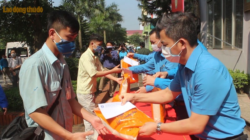 Liên đoàn Lao động Thành phố Hà Nội sẻ chia khó khăn cùng người lao động