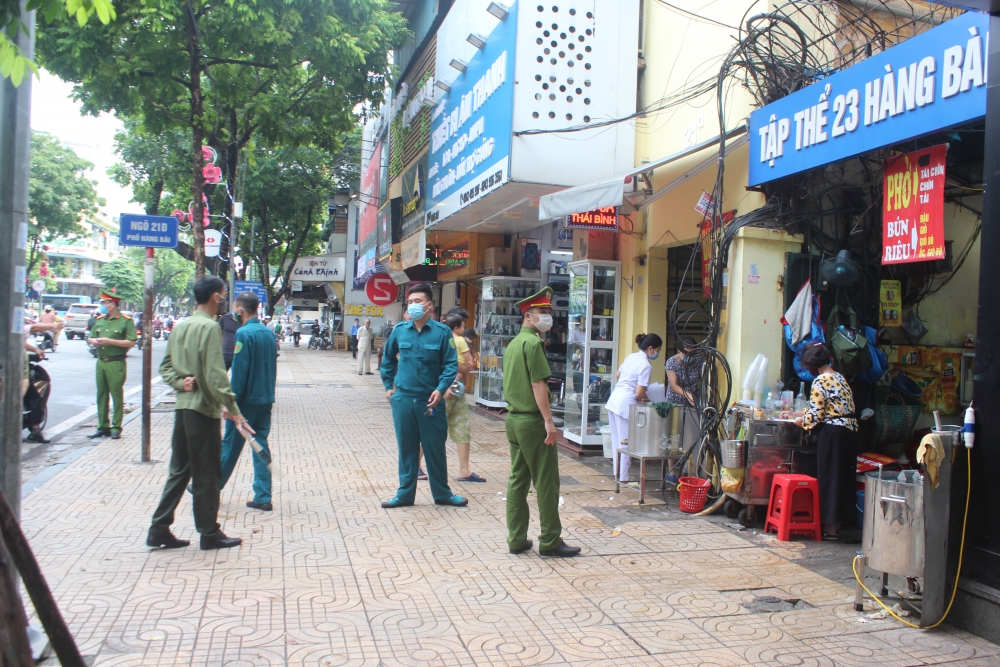 Lực lượng chức năng quận Hoàn Kiếm ra quân trong ngày đầu thực hiện giãn cách