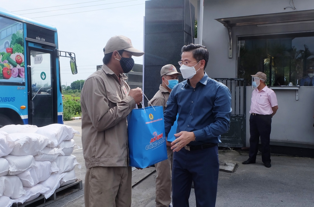 LĐLĐ Thành phố Hà Nội: Trao 1.200 “Túi An sinh Công đoàn” cho người lao động huyện Sóc Sơn