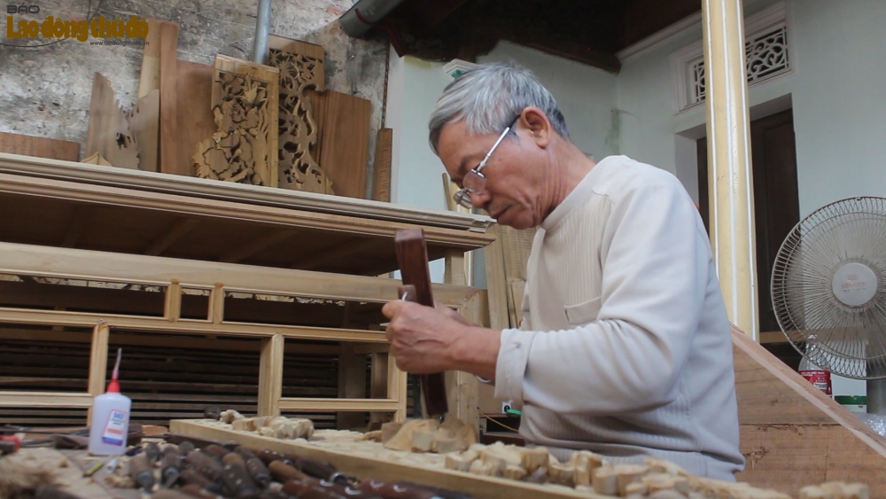 Nghệ nhân hơn 50 năm gắn bó với nghề mộc truyền thống