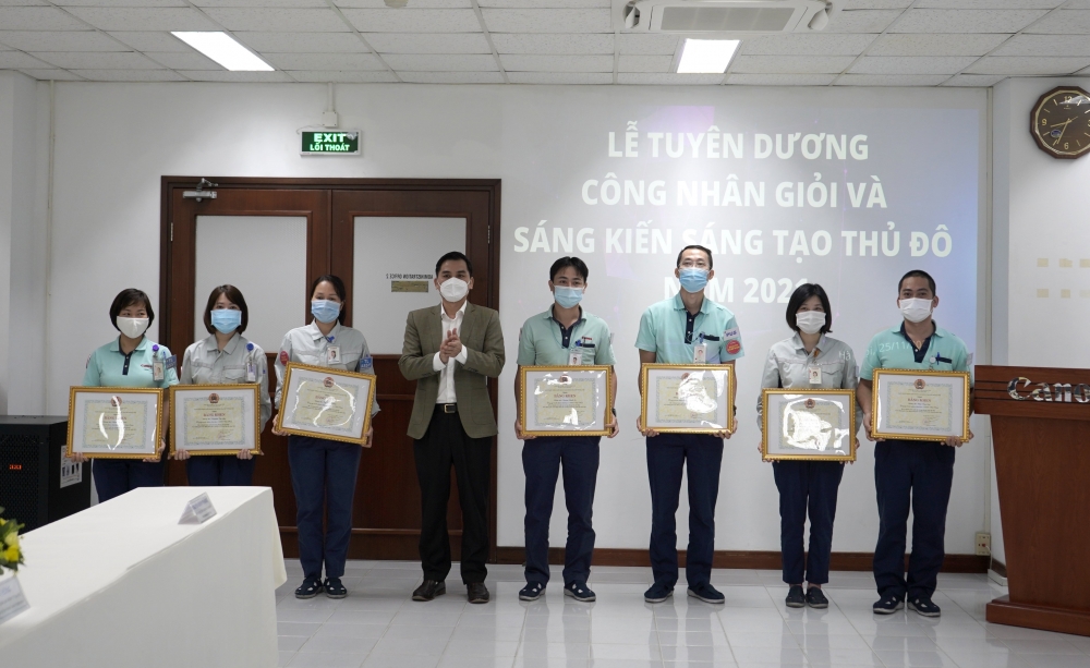 Lãnh đạo LĐLĐ Thành phố trao danh hiệu "Công nhân giỏi Thủ đô" cho công nhân Công ty TNHH Canon Việt Nam