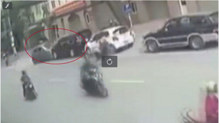 Ô tô 'điên' hất tung 2 thanh niên chạy xe máy ở Hà Nội