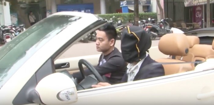 Trùm kín mặt lái xe mui trần trên phố Hà Nội