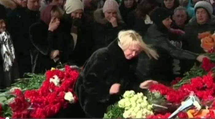 Hàng trăm người khóc tưởng niệm nạn nhân máy bay rơi ở Nga