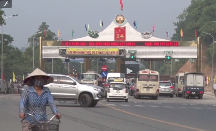 Nhiều tài xế dừng xe phản đối trạm Lương Sơn thu phí cao
