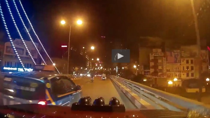 Camera hành trình vụ taxi đâm hàng loạt xe máy trên cầu vượt