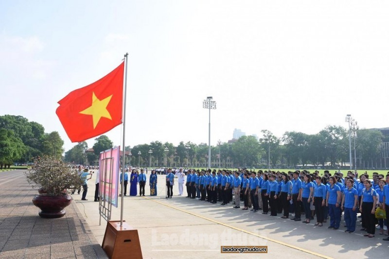 Đoàn Công nhân giỏi Thủ đô báo công Chủ tịch Hồ Chí Minh