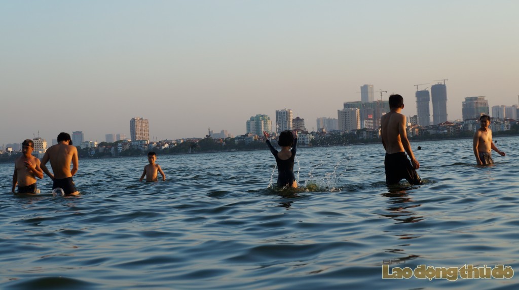 Video: Người Hà Thành đổ xô ra Hồ Tây... bơi 'giải nhiệt'