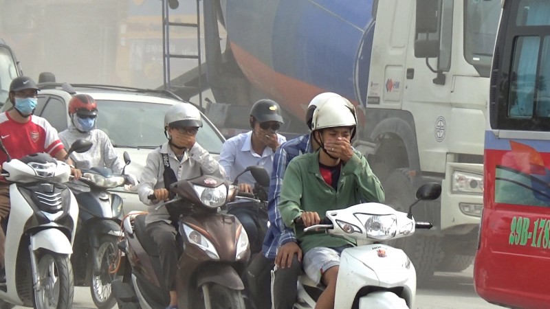 Người dân khổ sở khi di chuyển qua đường Phạm Văn Đồng