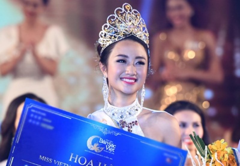 Khoảnh khắc đăng quang đáng nhớ của Trần Thị Thu Ngân - Tân Hoa hậu Bản sắc Việt