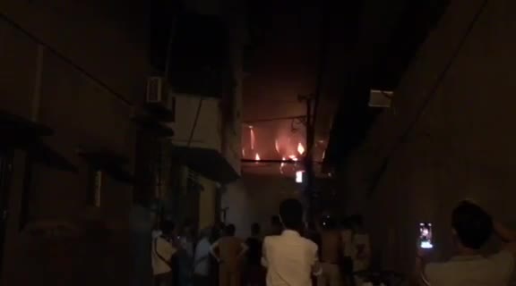 Cháy lớn trên đường Nguyễn Xiển