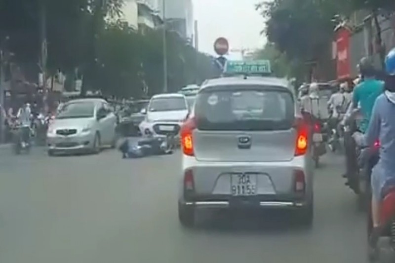 Nữ sinh bị tông ngã xuống đường vì cắt mặt ôtô